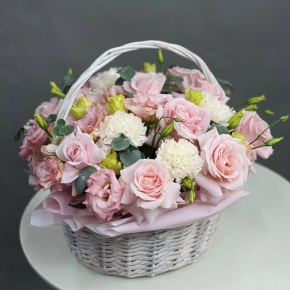 Композиция в корзине "Даяна" из французских роз, диантусов и эустом в Химках