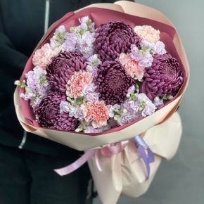 Букет "Софи" из хризантем Бигоуди, диантусов и ароматных маттиол в Химках