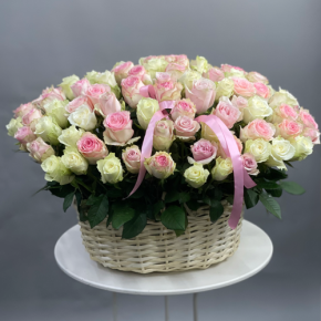 Композиция в корзине из 101 кенийской розы пастельный микс (40 см) в Химках