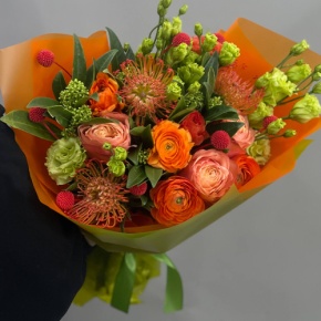 Букет "Караван" из ранункулюсов,скиммии, лейко, роз Эквадор Кахала и эустом в Химках