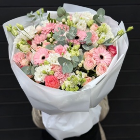 Букет "Ромео" из роз, эвкалипта, гербер, ароматных фрезий, озатамнуса, эустом и диантусов в Химках