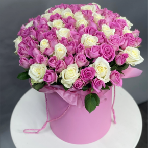 Композиция в шляпной коробке из 151 розы кения микс в Химках