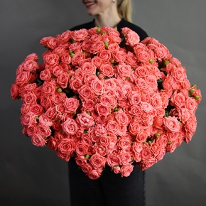 Букет из 39 коралловых кустовых роз (50 см) в Химках