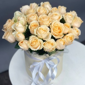 Композиция в шляпной коробке из 35 кремовых кенийских роз в Химках