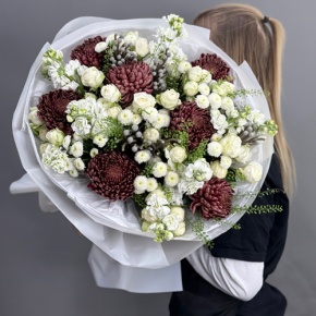 Букет "Шоколадный френч" из кустовых роз, хризантем Бигоуди, брунии, ароматных маттиол и сантини в Химках