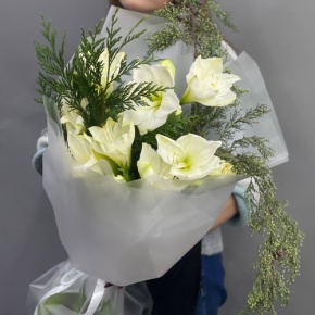 Букет "Путеводная звезда" из белых амариллисов и нобилиса в Химках