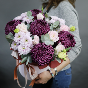 Композиция в шляпной коробке "Наденька" из хризантем Бигоуди, эустом и эвкалипта в Химках