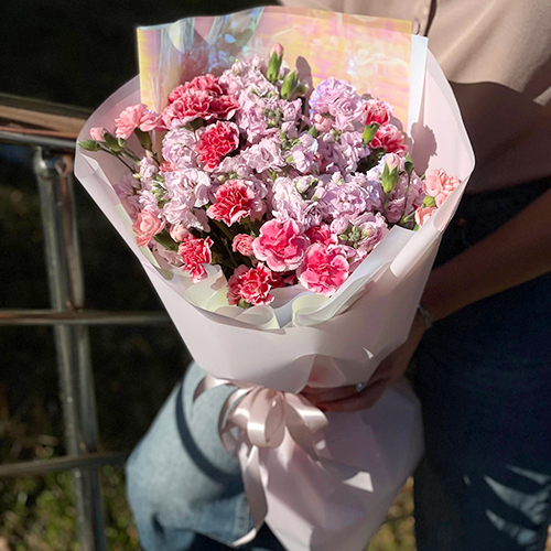 Букет "Радужные блики" из ароматных маттиол и кустовых диантусов в Химках Букет "Радужные блики" из ароматных маттиол и кустовых диантусов в Химках