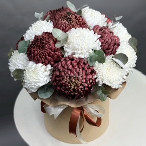 Композиция в шляпной коробке из 19 хризантем в Химках