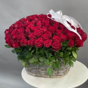 Композиция в корзине из 101 красной розы в Химках