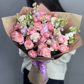 Букет "Лиана" из ароматных маттиол, пионовидных кустовых роз Джульетта, эустом и диантусов в Химках