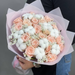 Пудровый букет из роз, хлопка и аллиума в Химках