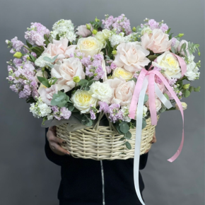 Композиция в корзине из роз Эквадор и ароматных маттиол в Химках