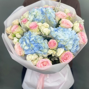 Букет "Легкий ветерок" из роз, конифера и гортензий в Химках