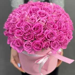 Композиция в шляпной коробке из 71 кенийской розы в Химках