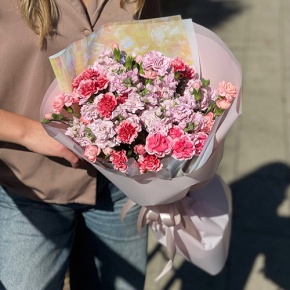 Букет "Радужные блики" из ароматных маттиол и кустовых диантусов в Химках Букет "Радужные блики" из ароматных маттиол и кустовых диантусов в Химках