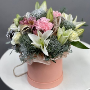 Композиция в шляпной коробке "Снегопад" из нобилиса, лилий, диантусов и альстромерий в Химках