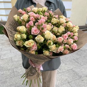 Букет из 19 кустовых роз в крафте (60 см) в Химках Букет из 19 кустовых роз в крафте (60 см) в Химках