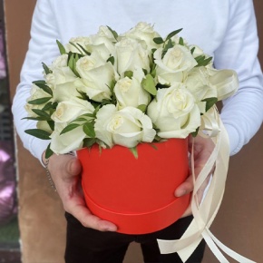Композиция в шляпной коробке из 25 белых роз в Химках Композиция в шляпной коробке из 25 белых роз в Химках