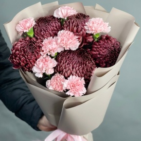 Букет из хризантем Бигоуди и розовых диантусов в Химках