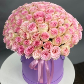 Композиция в шляпной коробке из 151 розы кения в Химках