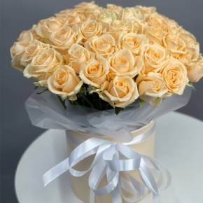 Композиция в шляпной коробке из 45 кремовых роз в Химках