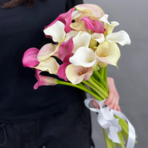 Букет из 21 каллы микс в Химках