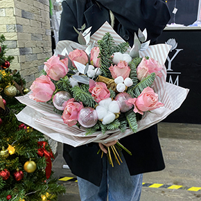 Зимний букет из роз, хлопка и лапника в Химках Зимний букет из роз, хлопка и лапника в Химках