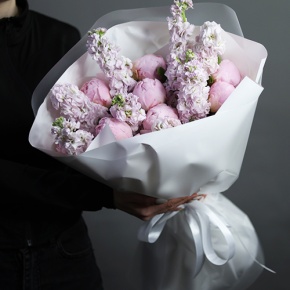 Букет "Покажи мне любовь" из пионов Сара Бернар и ароматных маттиол в Химках