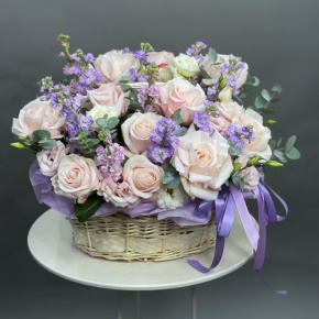 Композиция в корзине из французских роз и ароматных маттиол в Химках
