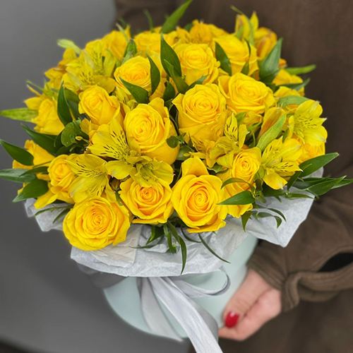 Композиция в шляпной коробке "Розиль" из альстромерий и роз в Химках Композиция в шляпной коробке "Розиль" из альстромерий и роз в Химках