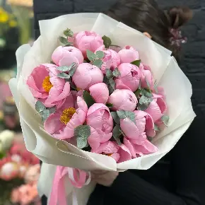 Букет из 15 лососевых пионов с эвкалиптом в Химках
