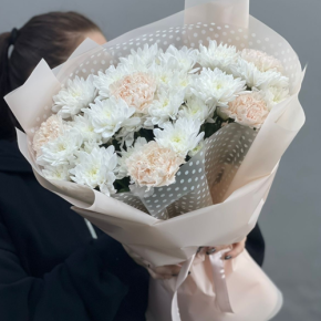 Букет из хризантем и диантусов пудра в Химках