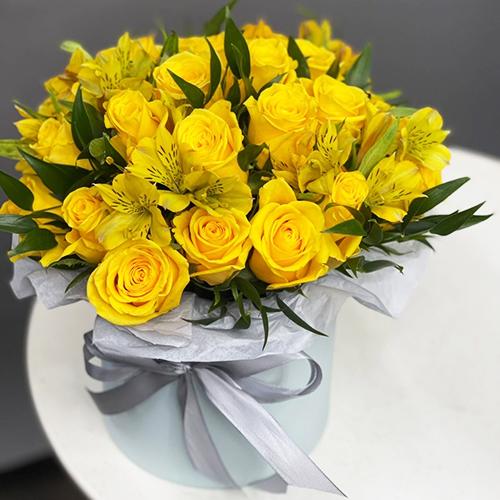 Композиция в шляпной коробке "Розиль" из альстромерий и роз в Химках Композиция в шляпной коробке "Розиль" из альстромерий и роз в Химках