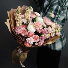 Букет "Ассоль" из пионов, маттиол, пионовидных кустовых роз Джульетта  эустом и диантусов в Химках