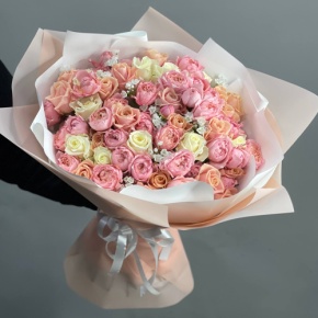 Букет "От моего сердца" из кустовых пионовидных роз Джульетта, аллиума и роз Аваланж в Химках