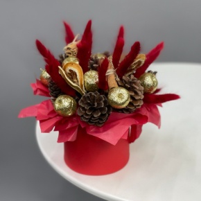 Композиция в шляпной коробке "Глинтвейн золото" из шишек, корицы и лагуруса в Химках