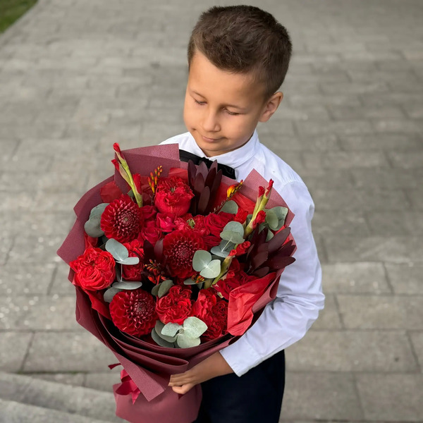 Букет с георгинами, розами и леукадендроном в Химках