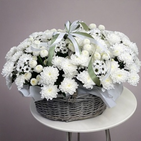 Композиция в корзине "Снежная лавина" из хризантем в Химках