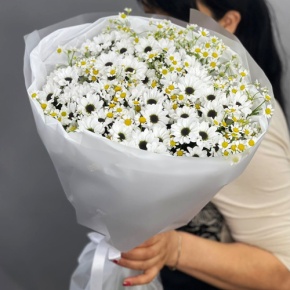 Букет "Понарошку" из хризантем сантини и ромашек в Химках