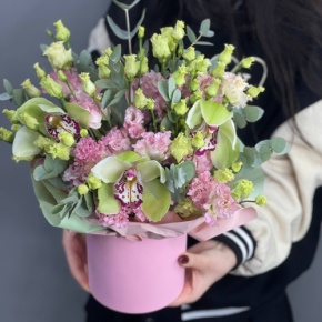 Композиция в шляпной коробке "Melody" из лаймовых орхидей и эустом в Химках