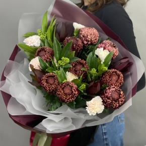 Букет "Будет счастье" из хризантем Бигоуди, сафари, скиммии и диантусов в Химках