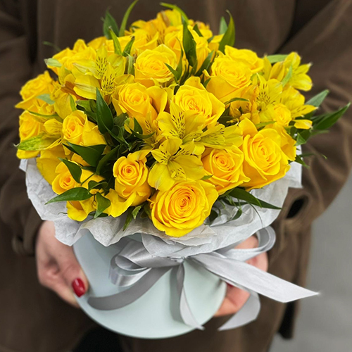 Композиция в шляпной коробке "Розиль" из альстромерий и роз в Химках Композиция в шляпной коробке "Розиль" из альстромерий и роз в Химках