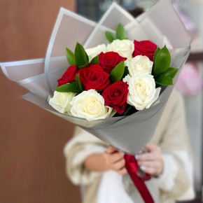 Букет "Лёд и пламя" из 11 роз и рускуса (50 см) в Химках