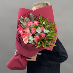 Букет "Тандем" из роз Джумилия и альстромерий в Химках