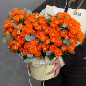 Композиция в шляпной коробке "Закат" из кустовых роз и эвкалипта в Химках Композиция в шляпной коробке "Закат" из кустовых роз и эвкалипта в Химках