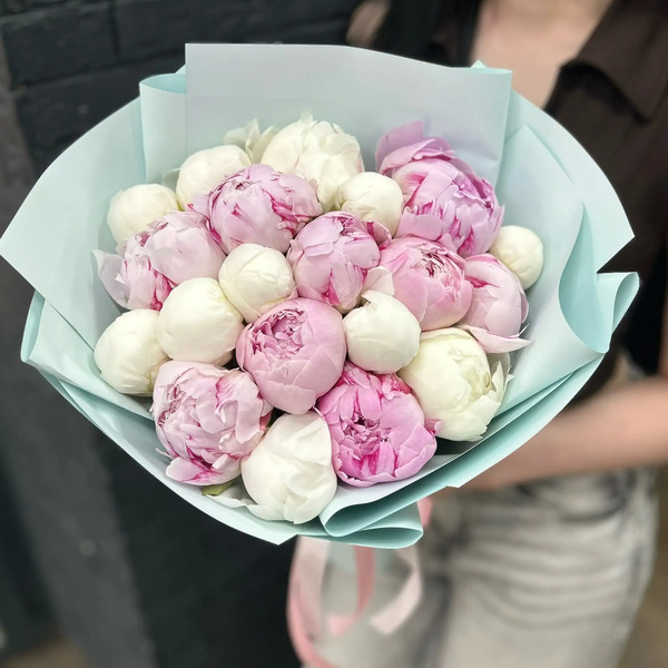 Микс из 19 бело-розовых пионов в Химках