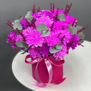 Композиция в шляпной коробке "Магия розового" из хризантем и лаванды в Химках