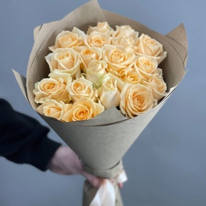 Букет из 21 розы Аваланж в крафте (50 см) в Химках