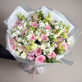 Букет "Ульяна" из роз, ароматных маттиол, ромашек, эустом и оксипеталума в Химках